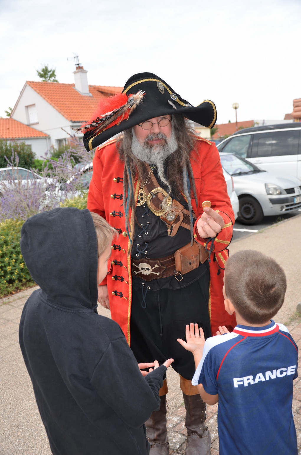 Capitaine Barbapoux présente une pièce aux enfants