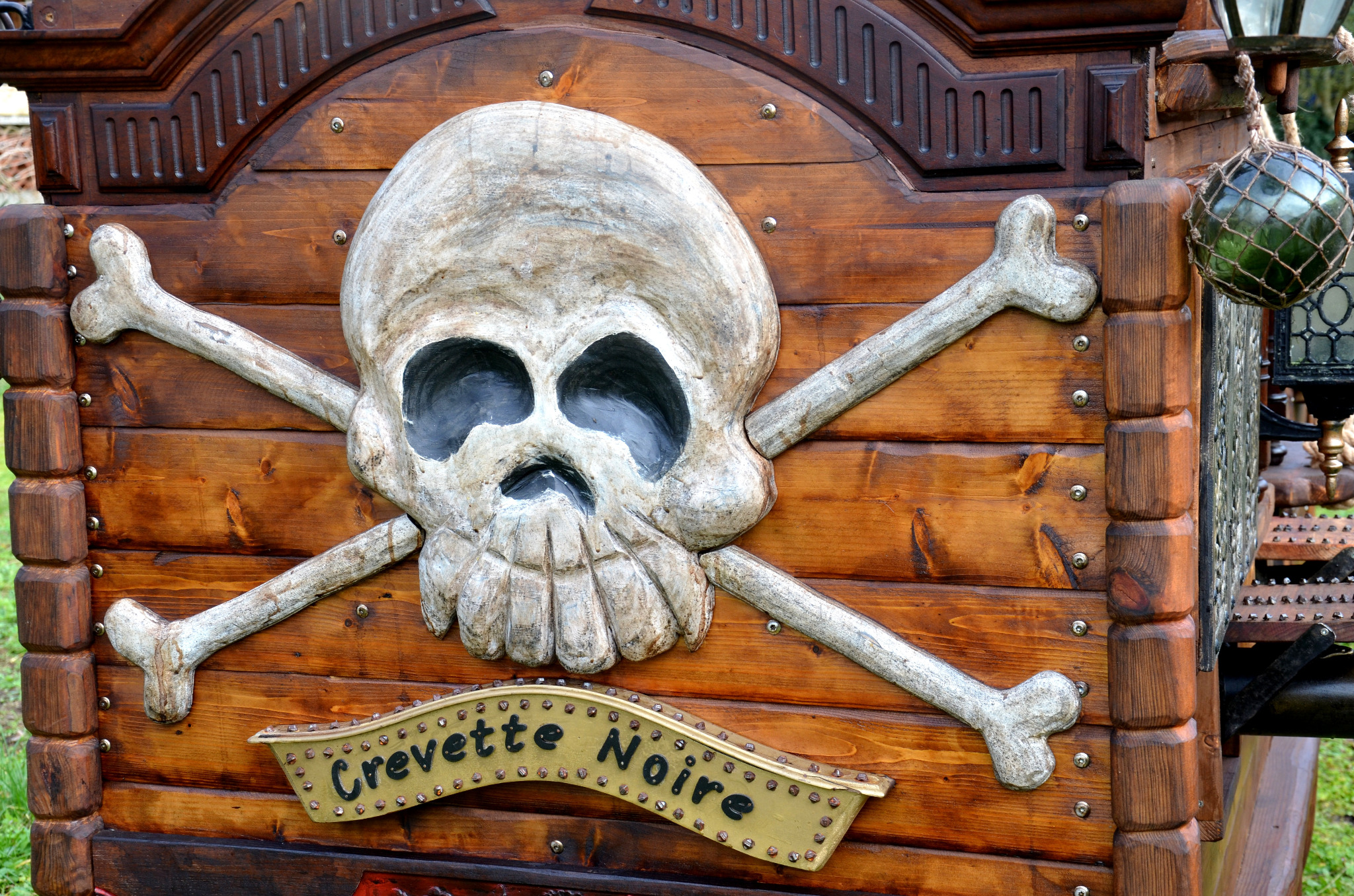 La tête de mort qui orne la poupe du navire