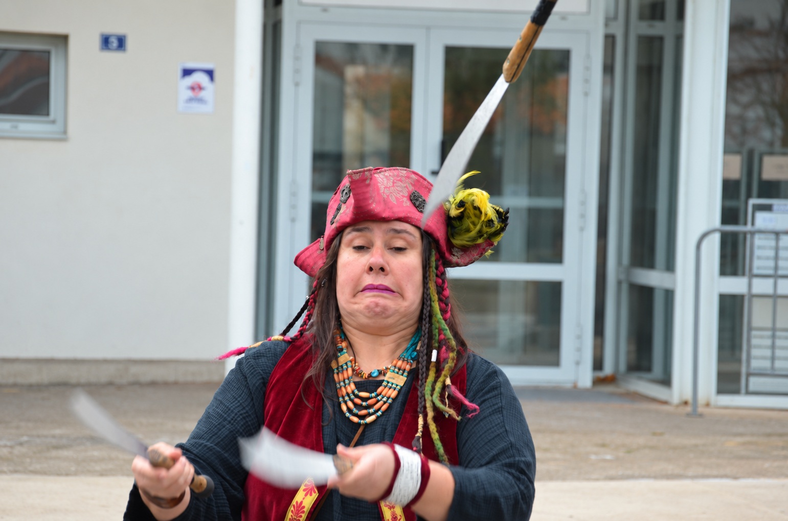 Mary Castagne jongle avec ses couteaux de spectacle