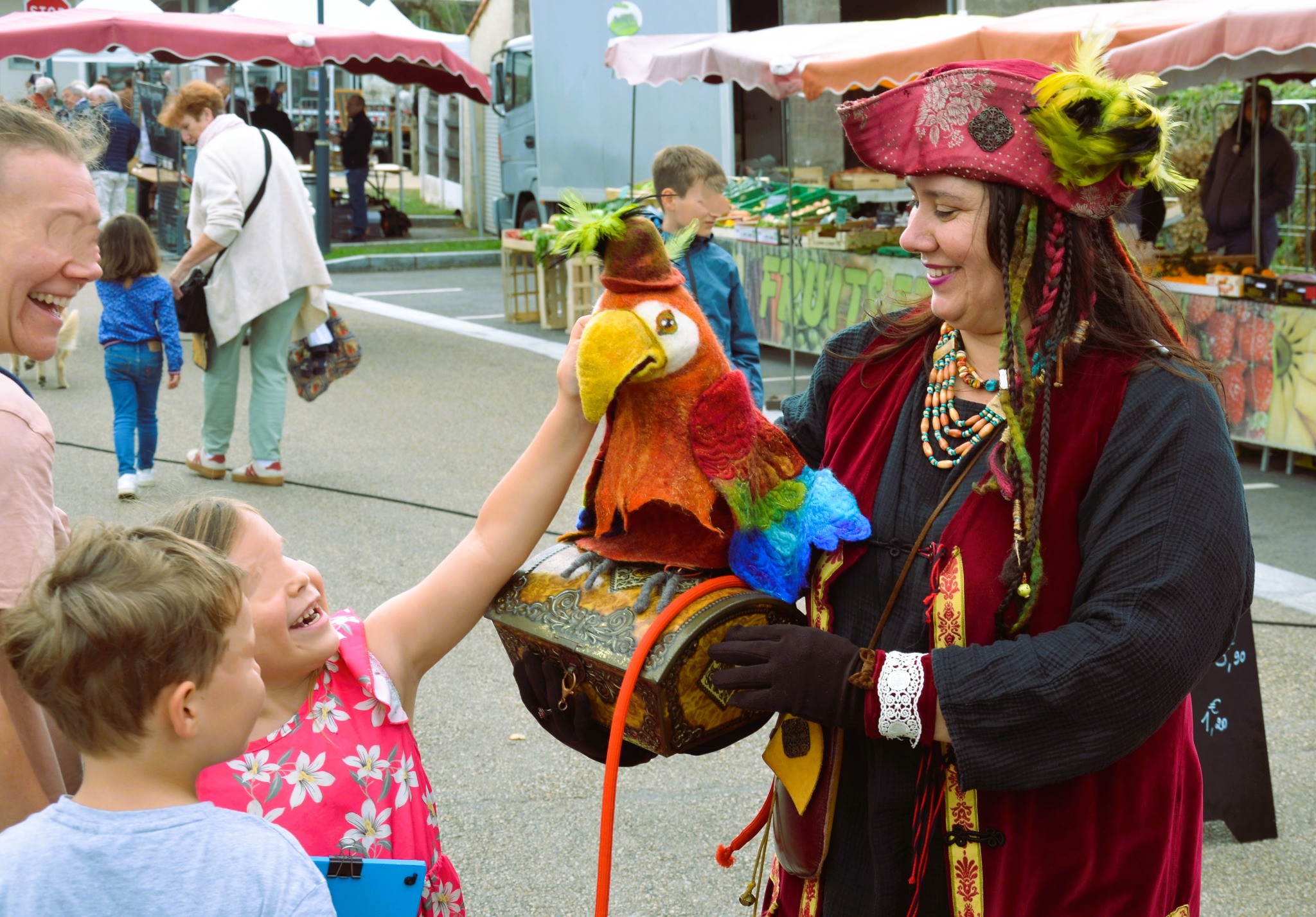 Mary Castagne et son perroquet à la rencontre des enfants
