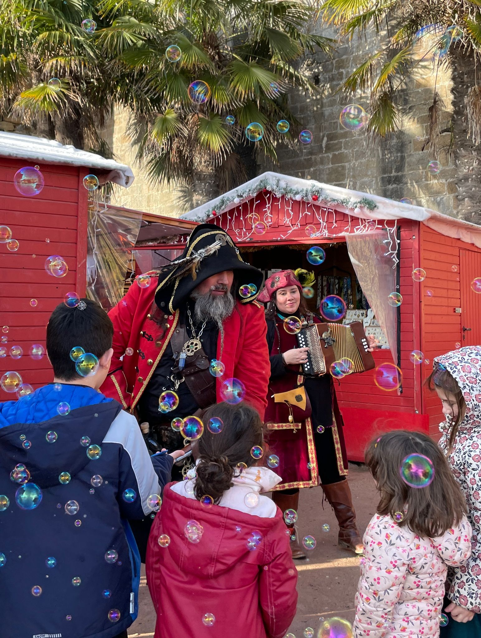 Barbapoux et Mary Castagne parmi les bulles devant les chalets de Noël
