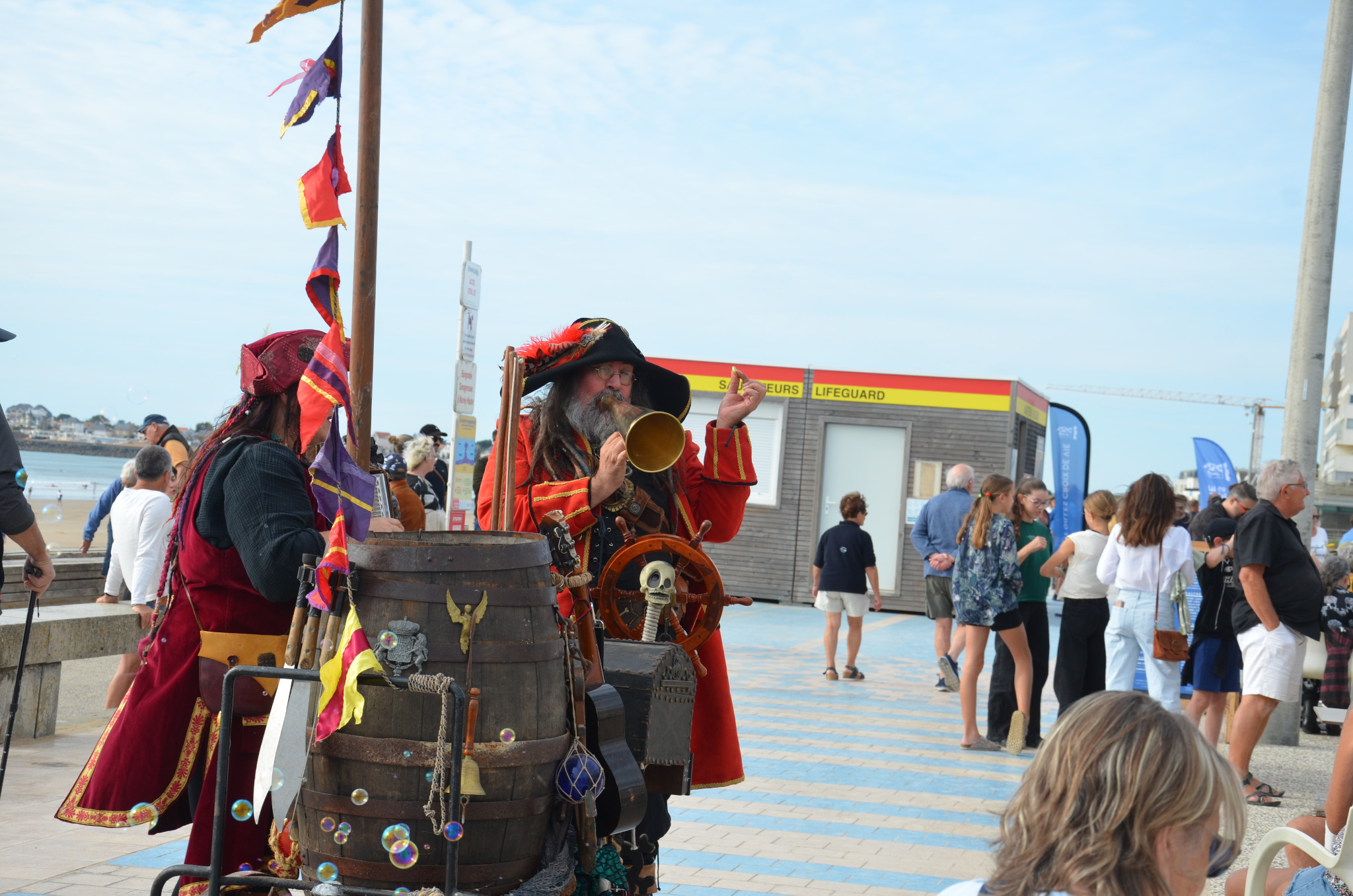 Barbapoux et Mary Castagne jouent avec leur tonneau sur la promenade du bord de mer